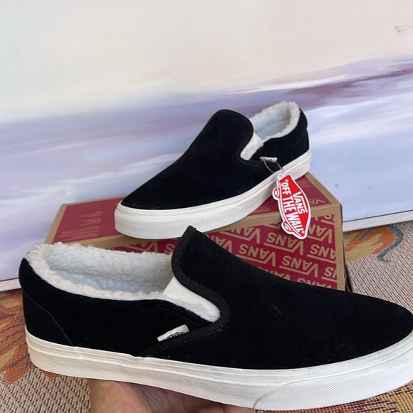 Vans • Men’s Classic Slip-On
Cozy Hug Black
VN0A5A08BM8
Sneakers - Picture 11 of 16